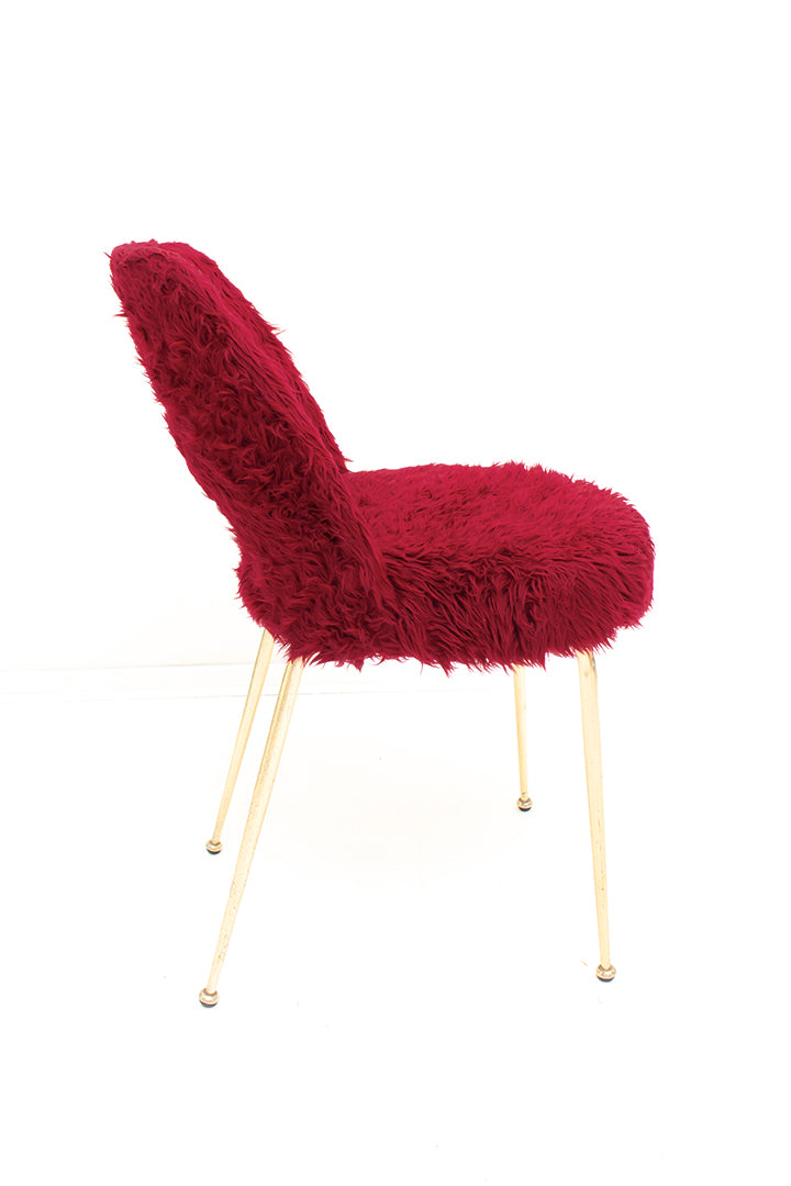 Franse vintage stoelen kersenrood furry met messing pootjes - set van 2