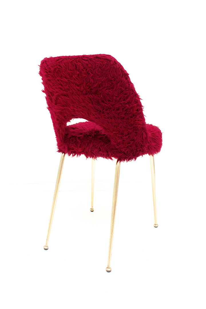 Franse vintage stoelen kersenrood furry met messing pootjes - set van 2