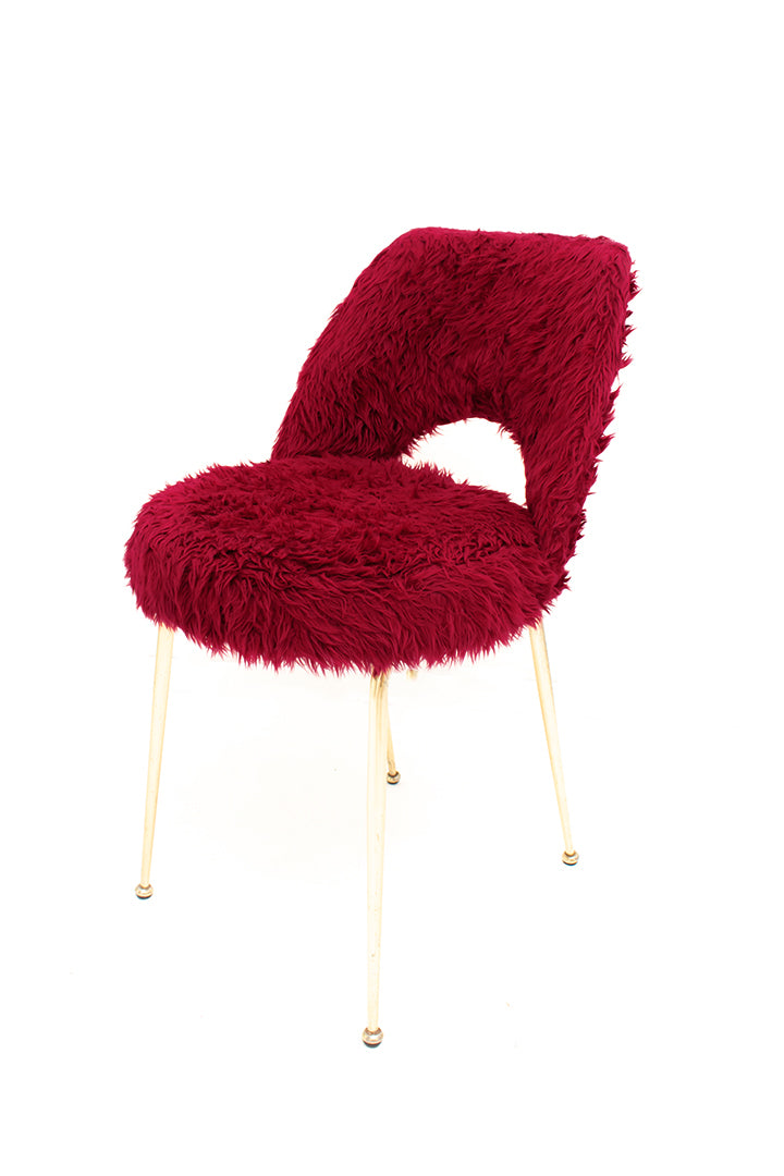 Franse vintage stoelen kersenrood furry met messing pootjes - set van 2