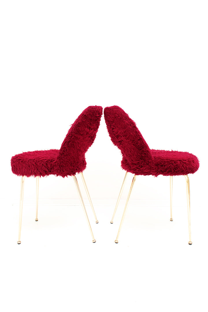 Franse vintage stoelen kersenrood furry met messing pootjes - set van 2