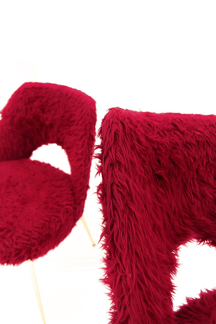 Franse vintage stoelen kersenrood furry met messing pootjes - set van 2