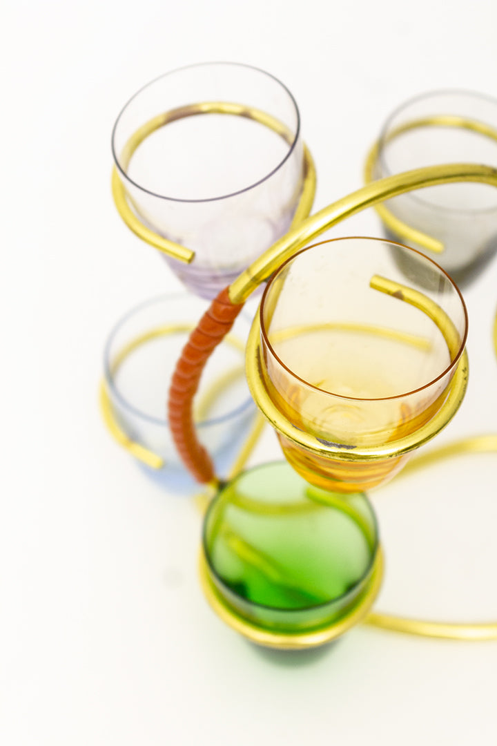 Gekleurde vintage shotglaasjes met messing standaard
