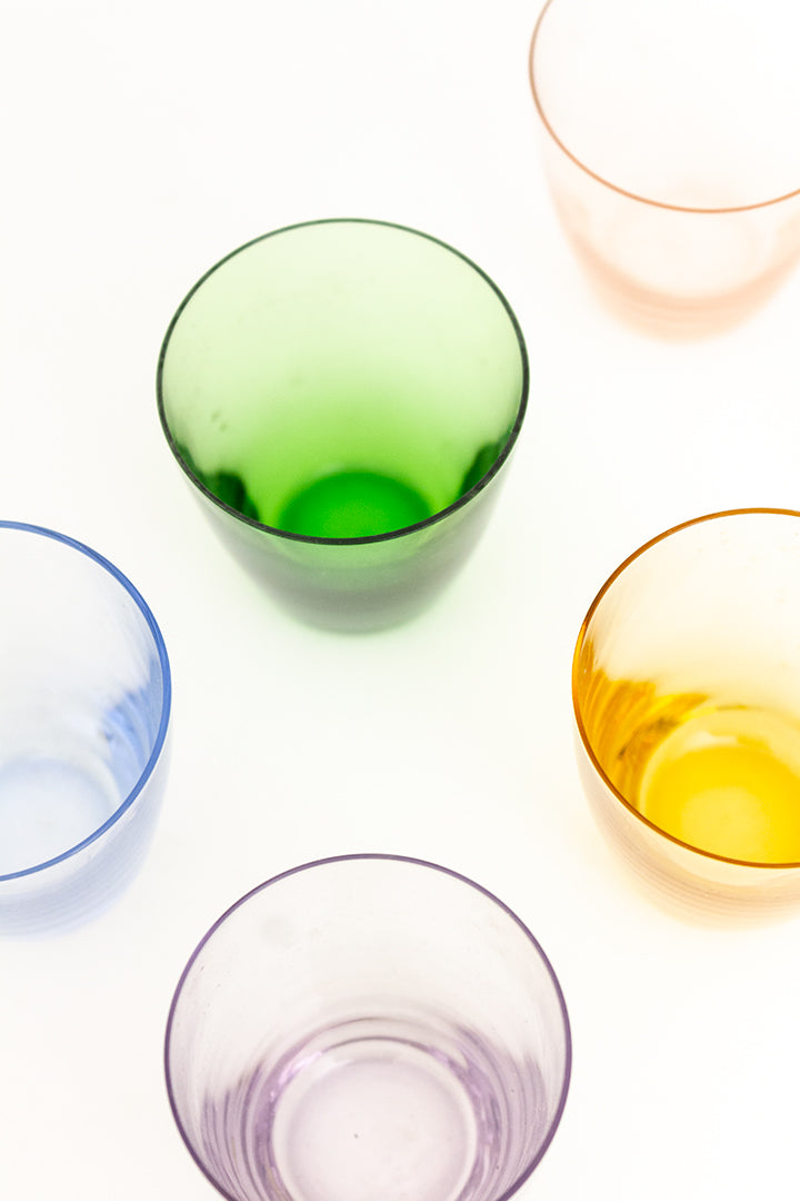 Gekleurde vintage shotglaasjes met messing standaard