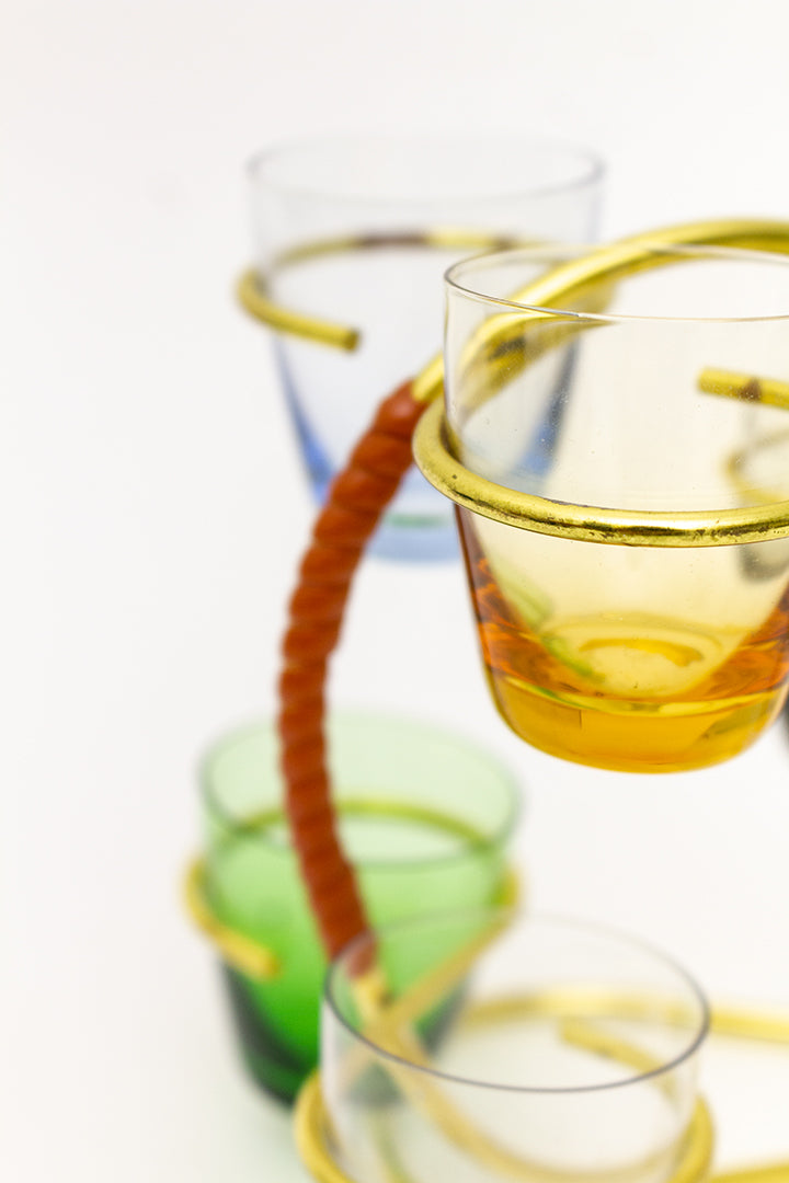 Gekleurde vintage shotglaasjes met messing standaard