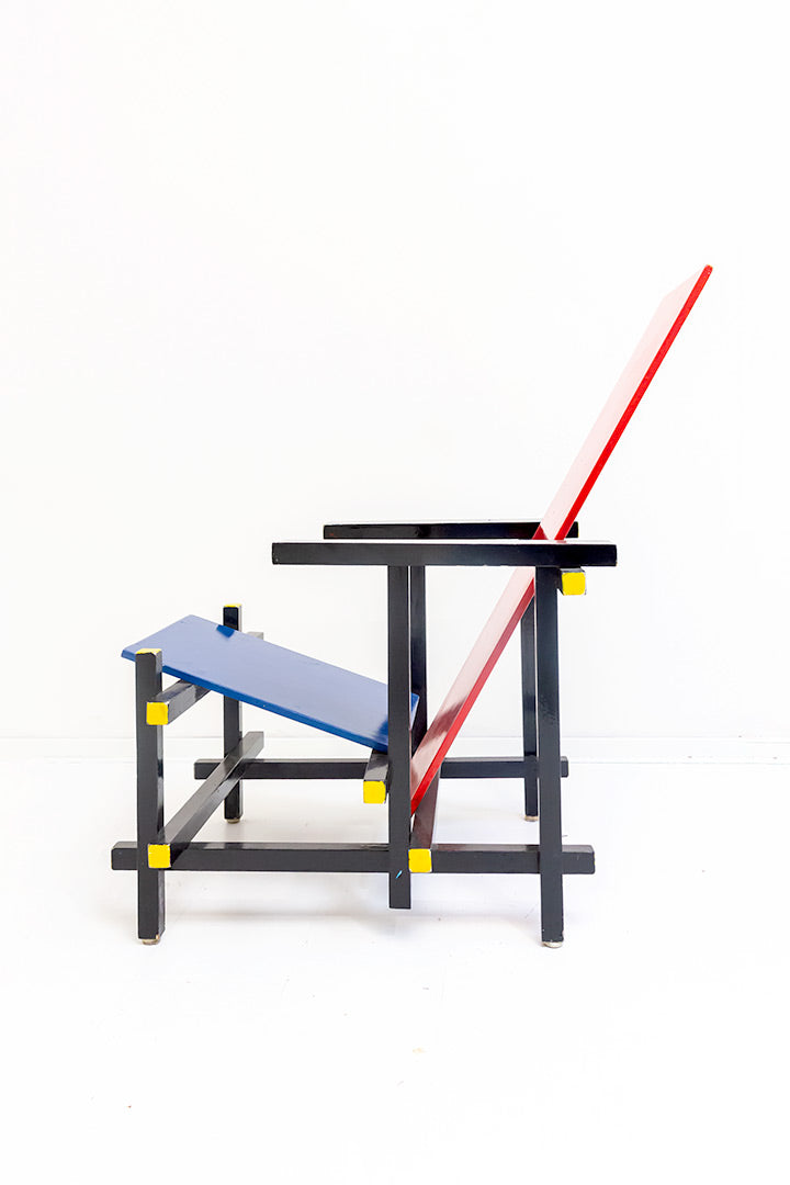 Handgemaakte rood-blauwe houten Rietveld stoel de Stijl