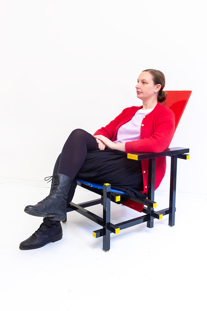 Handgemaakte rood-blauwe houten Rietveld stoel de Stijl