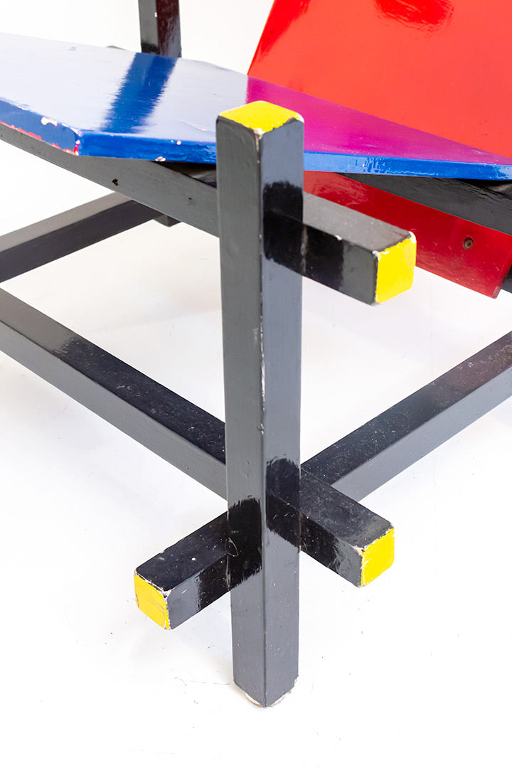 Handgemaakte rood-blauwe houten Rietveld stoel de Stijl