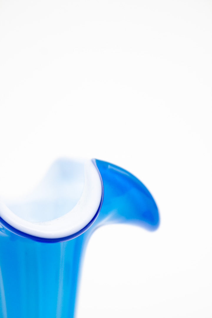 Glazen vintage blauwe kelk vaas