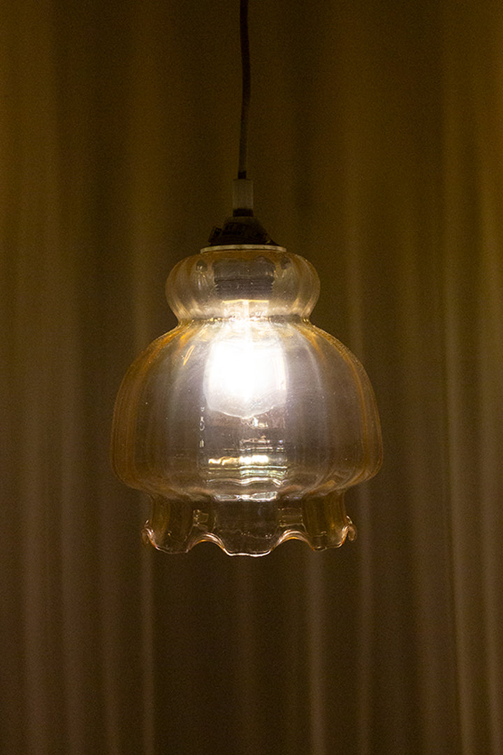 Glazen vintage hanglamp met golvende kap en parelmoer effect
