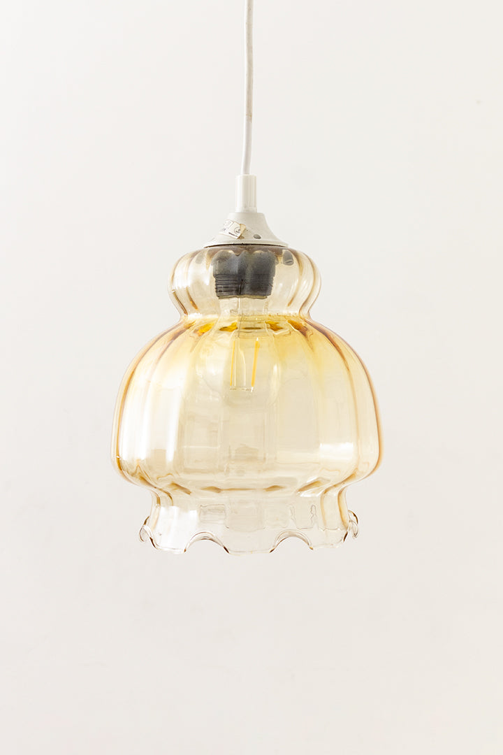 Glazen vintage hanglamp met golvende kap en parelmoer effect