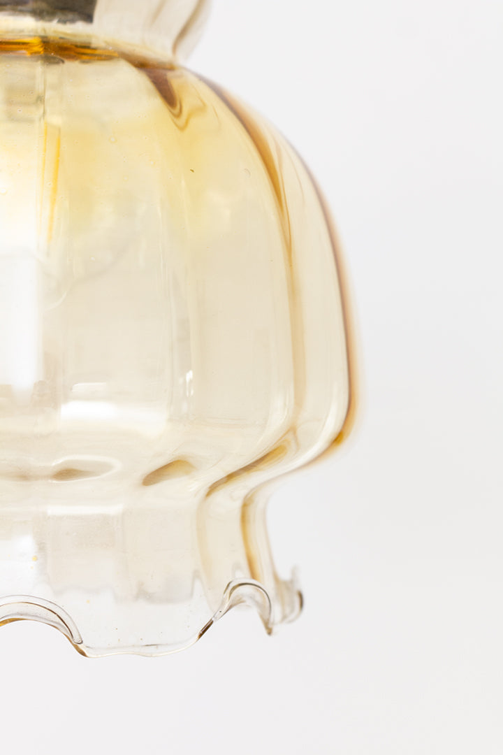 Glazen vintage hanglamp met golvende kap en parelmoer effect