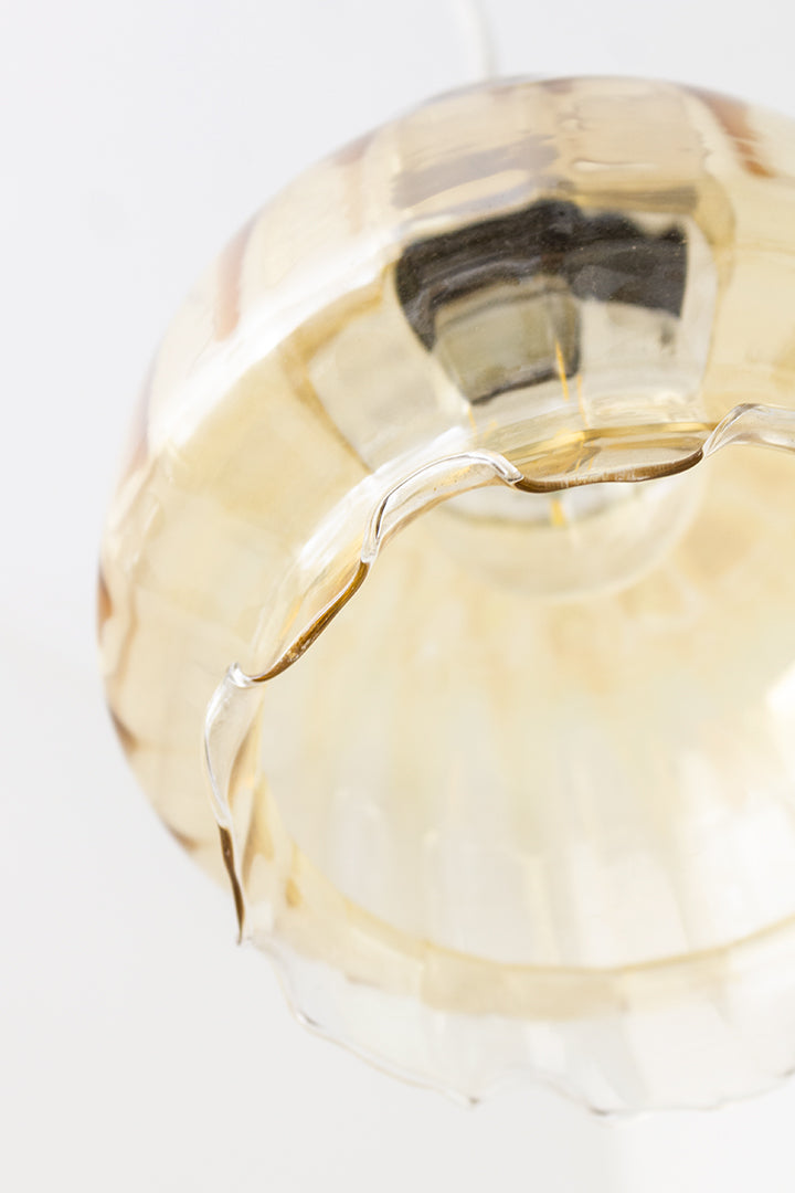 Glazen vintage hanglamp met golvende kap en parelmoer effect