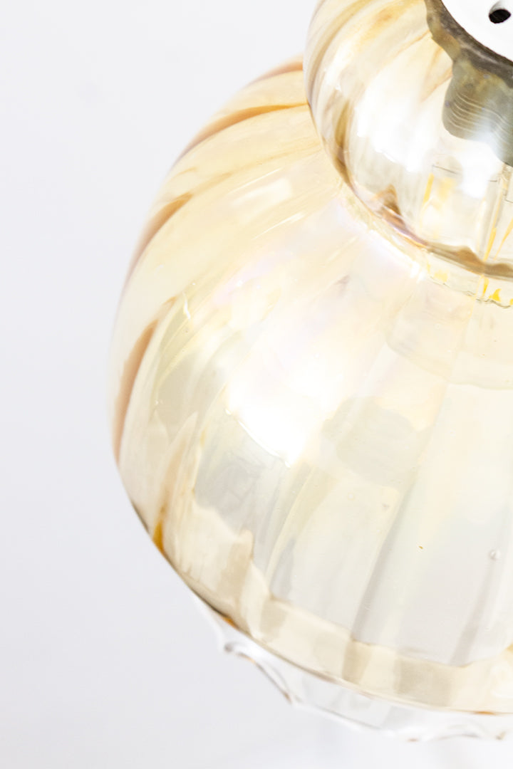 Glazen vintage hanglamp met golvende kap en parelmoer effect