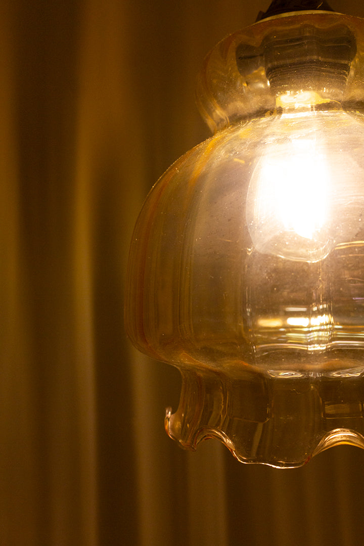Glazen vintage hanglamp met golvende kap en parelmoer effect