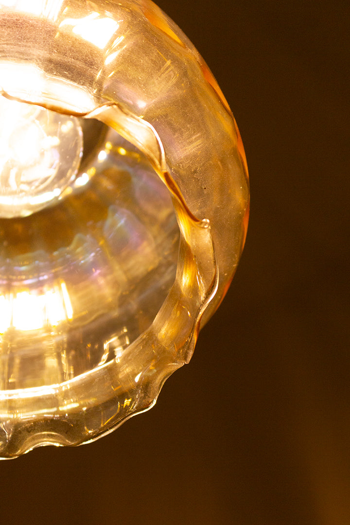 Glazen vintage hanglamp met golvende kap en parelmoer effect