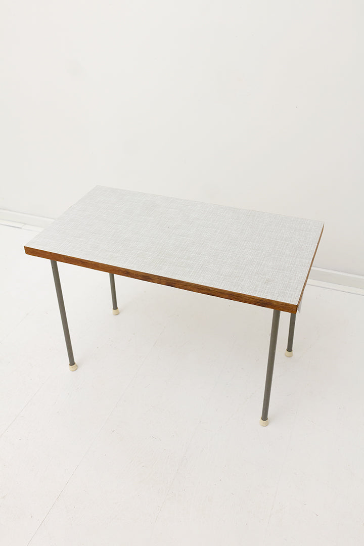 Grijze formica bijzettafel rechthoekig met metalen pootjes