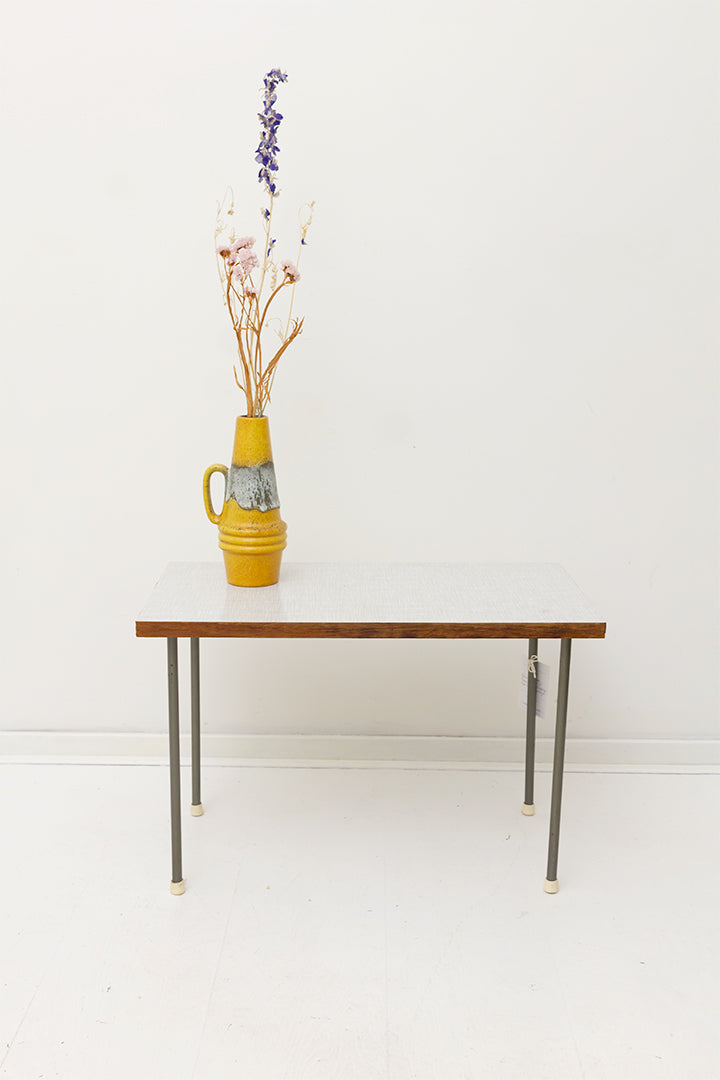 Grijze formica bijzettafel rechthoekig met metalen pootjes