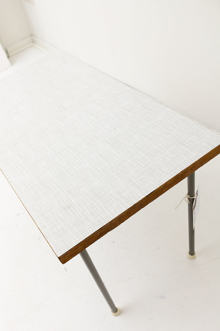 Grijze formica bijzettafel rechthoekig met metalen pootjes