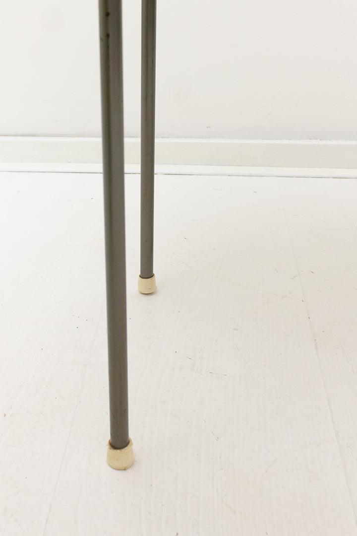 Grijze formica bijzettafel rechthoekig met metalen pootjes