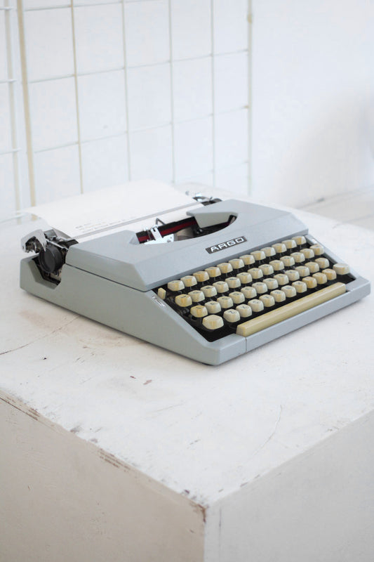Grijze vintage Argo Typemachine model 7200