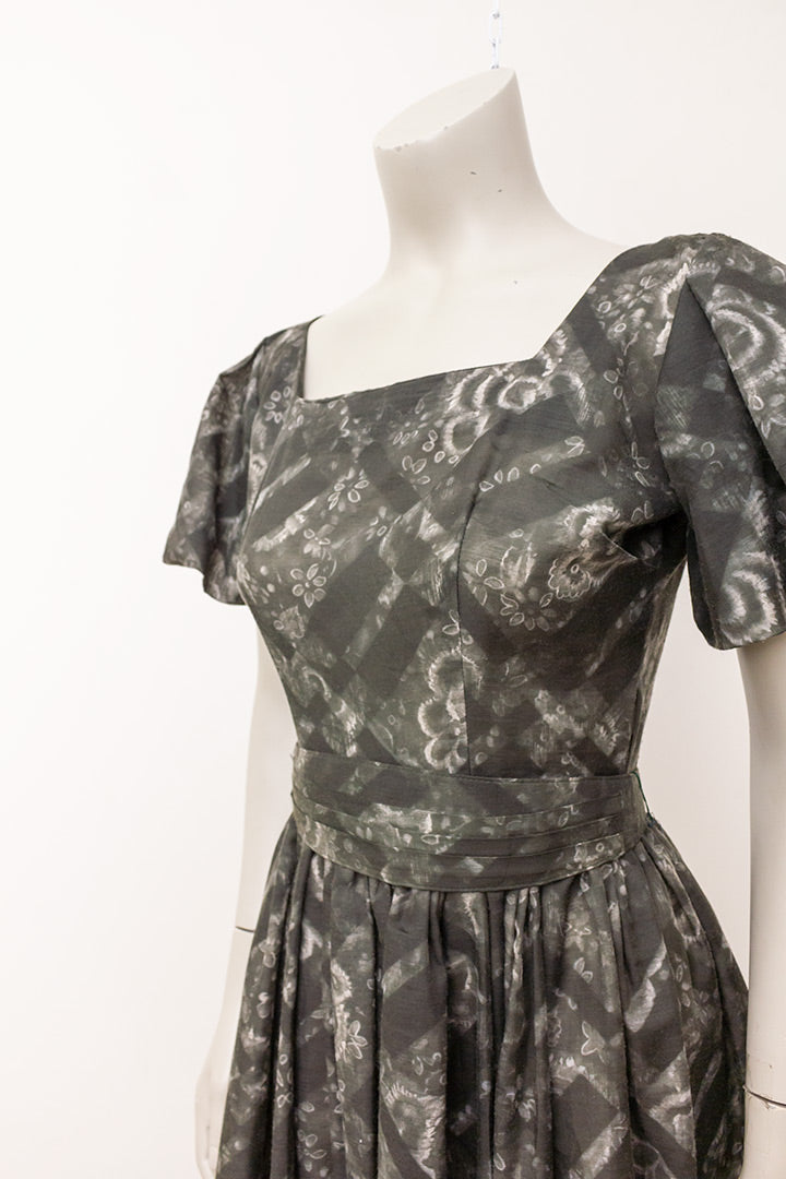 Grijze vintage jurk met pofmouwtjes en ceintuur Jonathan Logan