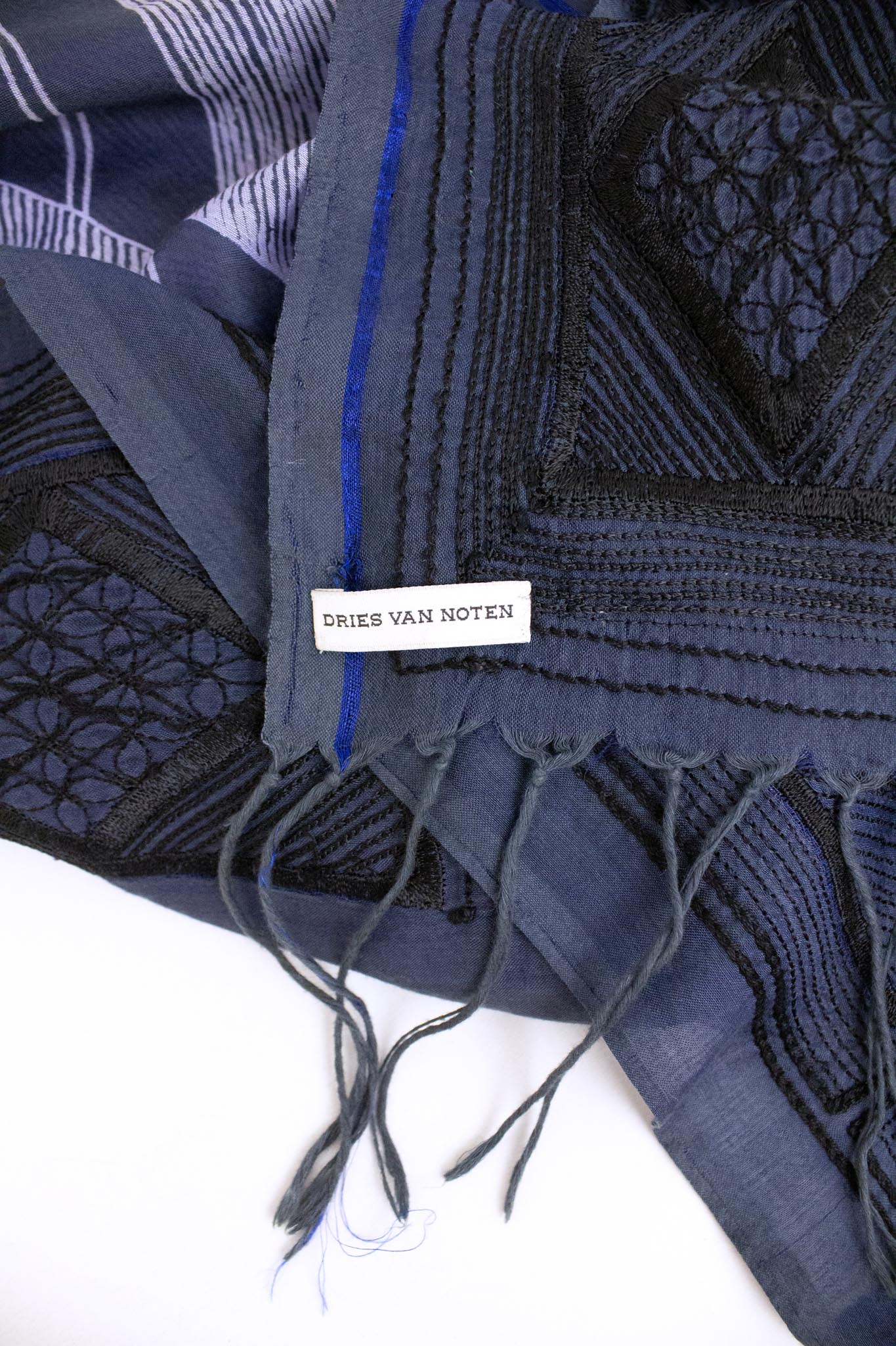 Donkerblauwe grote zijden Dries van Noten sjaal met geborduurde rand en franjes