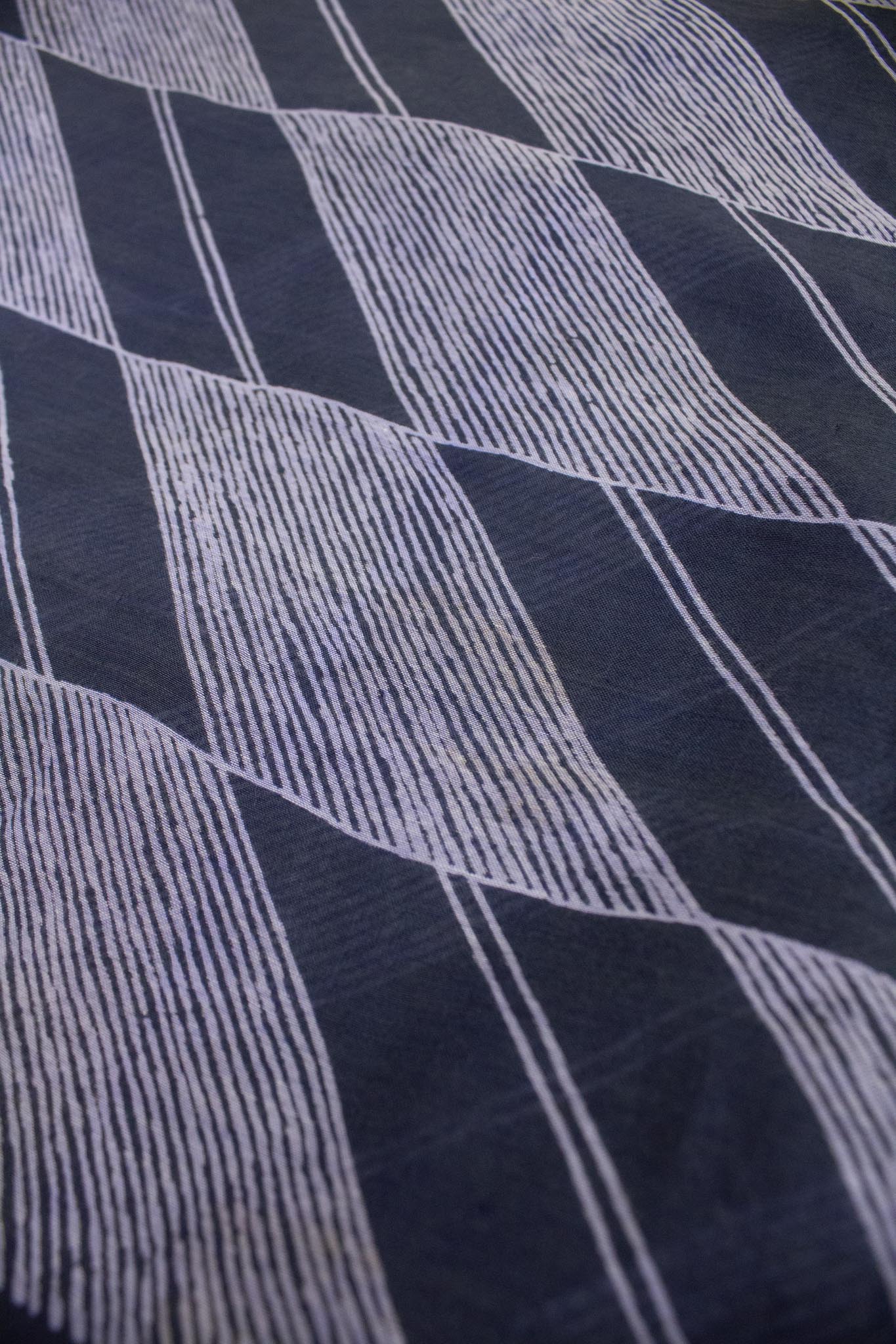 Donkerblauwe grote zijden Dries van Noten sjaal met geborduurde rand en franjes