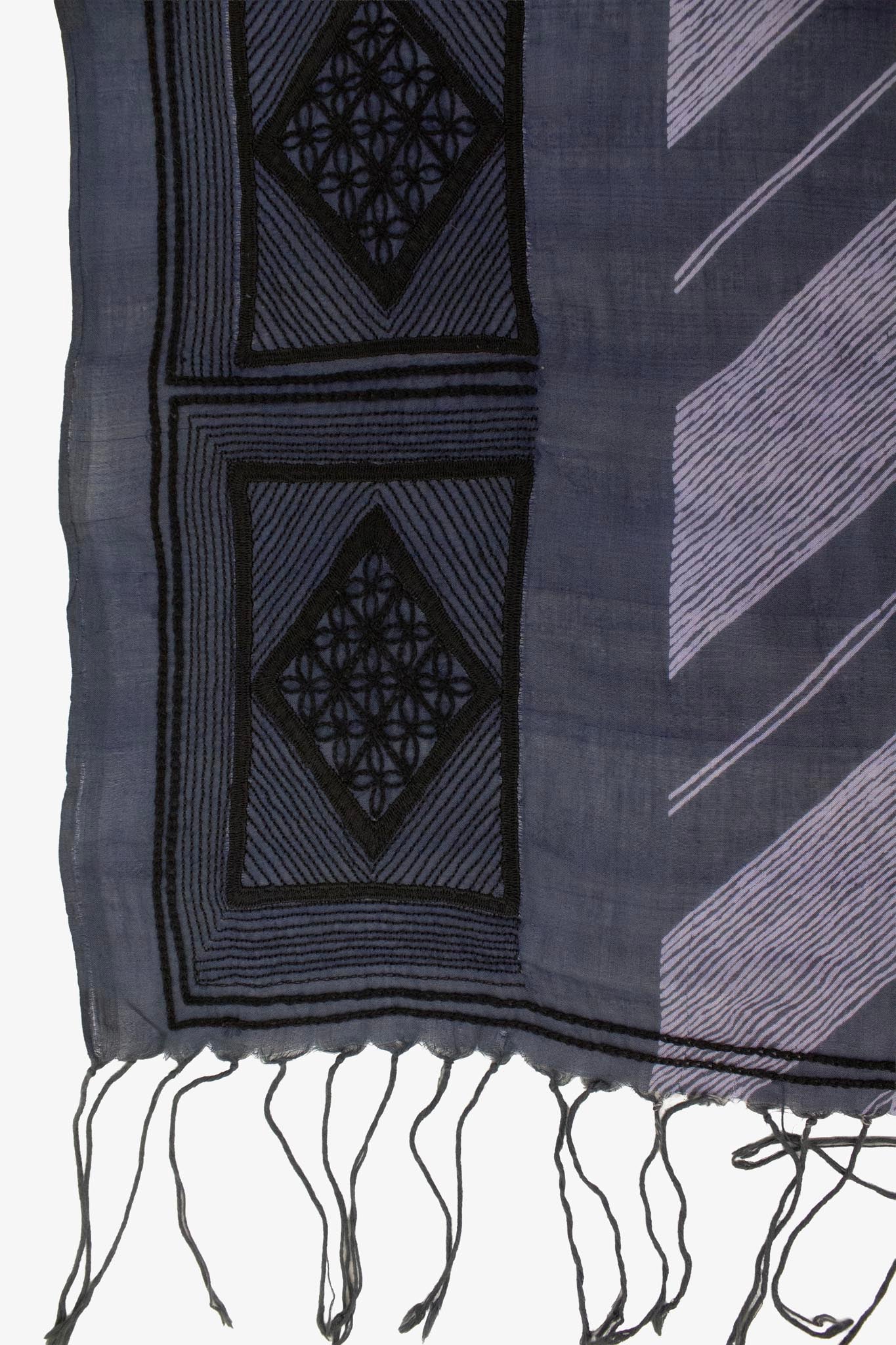 Donkerblauwe grote zijden Dries van Noten sjaal met geborduurde rand en franjes
