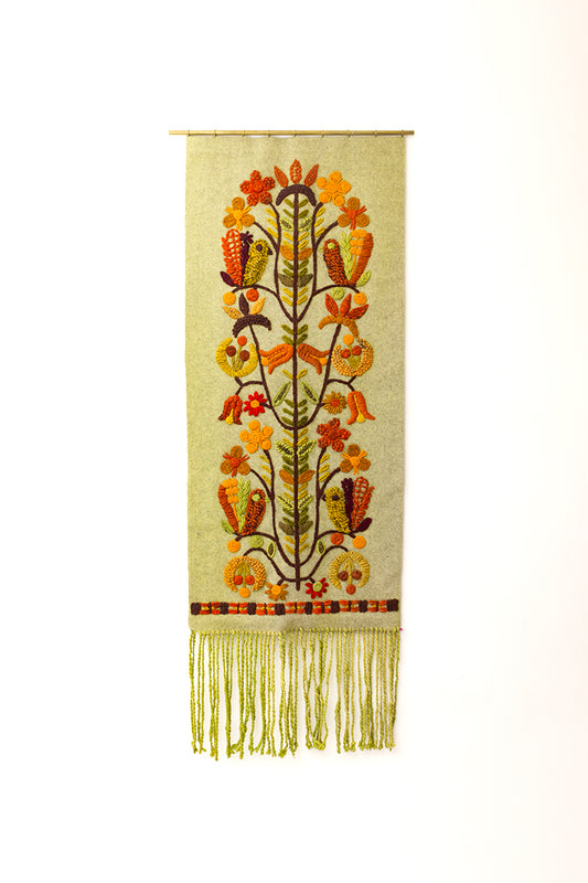 Groen vintage vilten wanddoek met geborduurde plant jaren 70