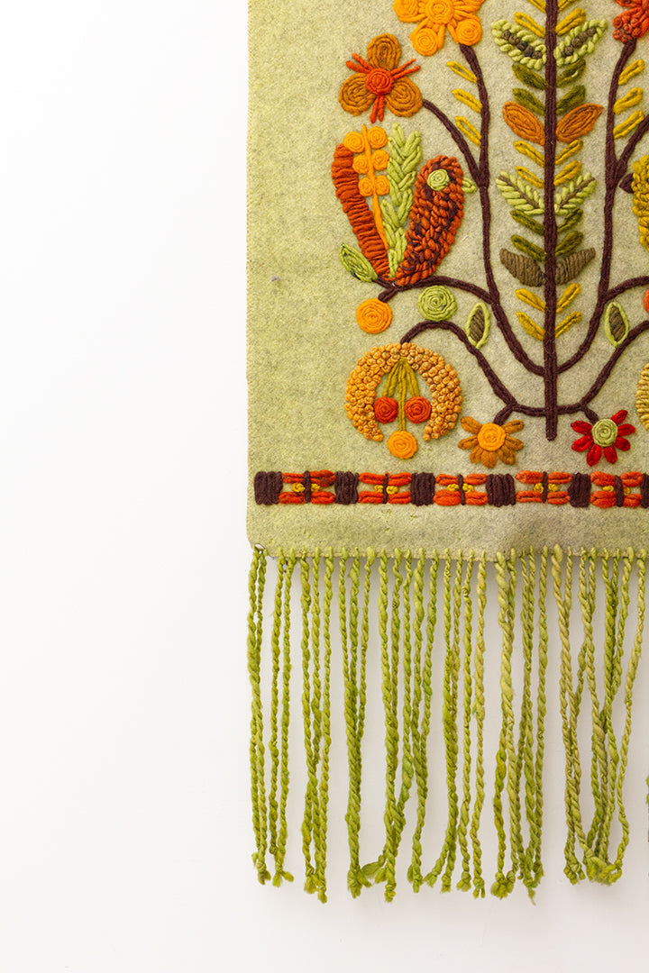 Groen vintage vilten wanddoek met geborduurde plant jaren 70