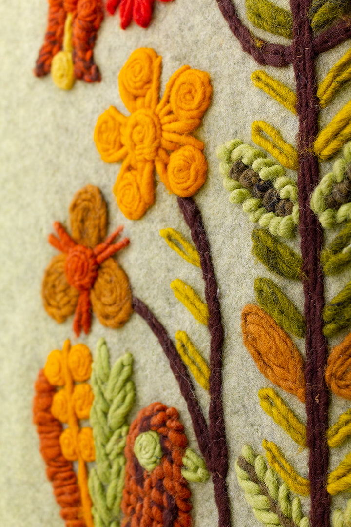 Groen vintage vilten wanddoek met geborduurde plant jaren 70