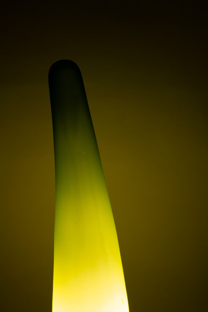 Groene glazen Y2K tafellamp zilverkleurige voet