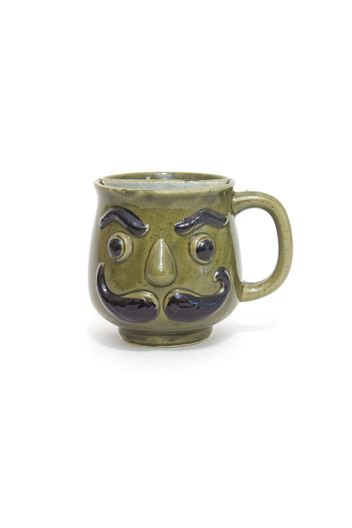 Groene vintage snorrenmok met gezicht