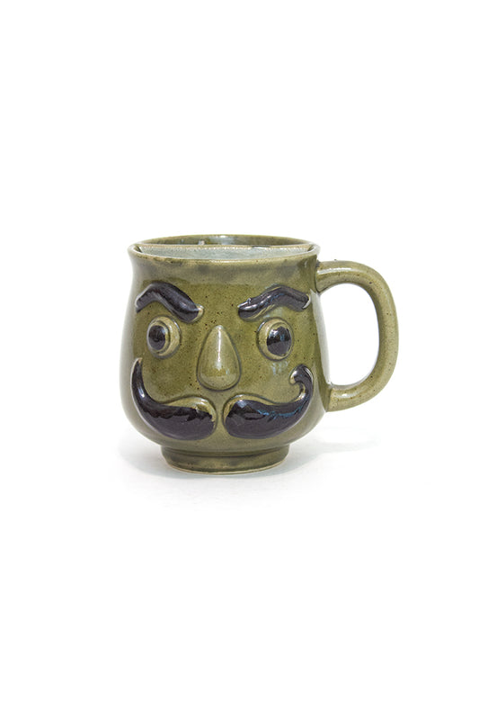 Groene vintage snorrenmok met gezicht