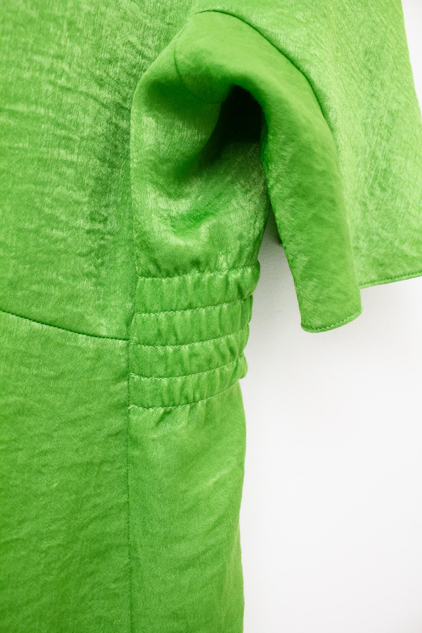 Groene licht glanzende Sies Marjan jurk met aangeknipte mouwtjes