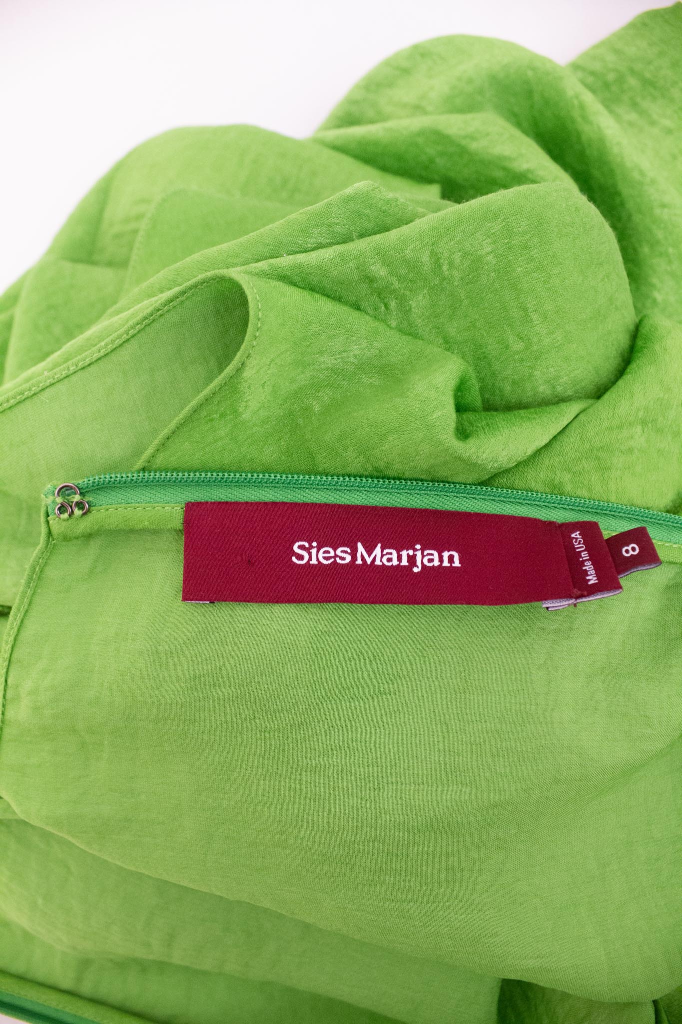 Groene licht glanzende Sies Marjan jurk met aangeknipte mouwtjes