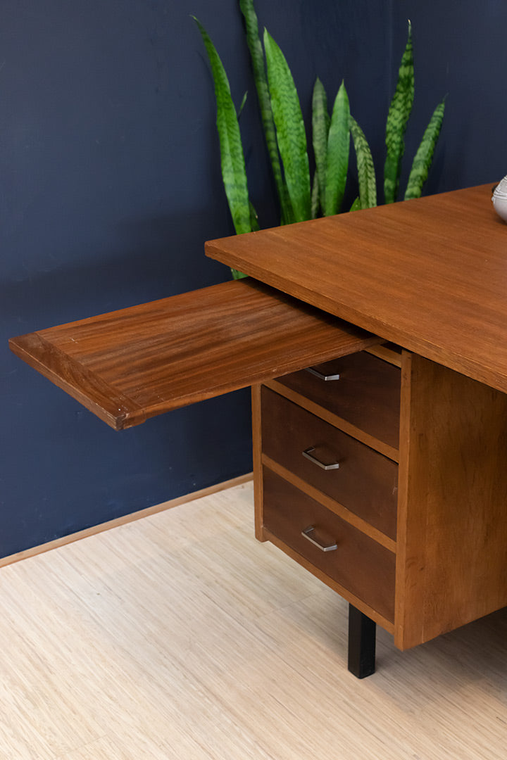 Groot vintage bureau van teakhout met veel opbergruimte