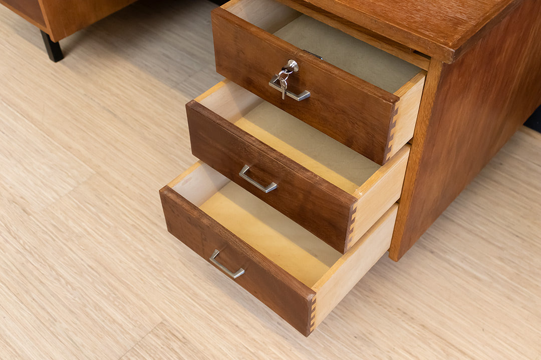 Groot vintage bureau van teakhout met veel opbergruimte