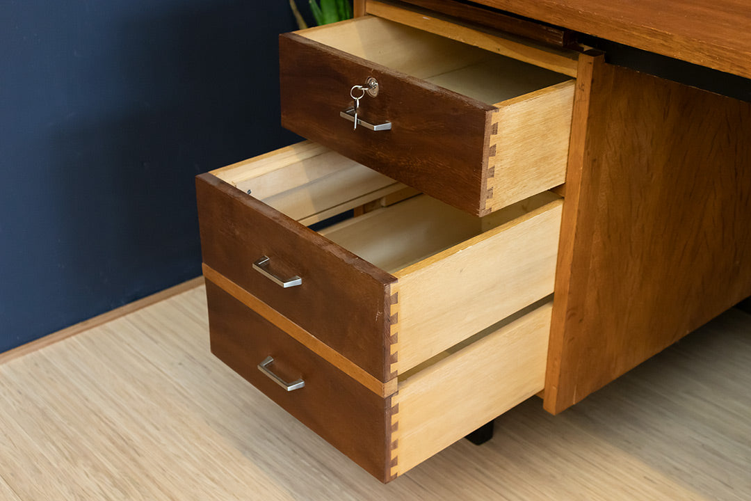 Groot vintage bureau van teakhout met veel opbergruimte