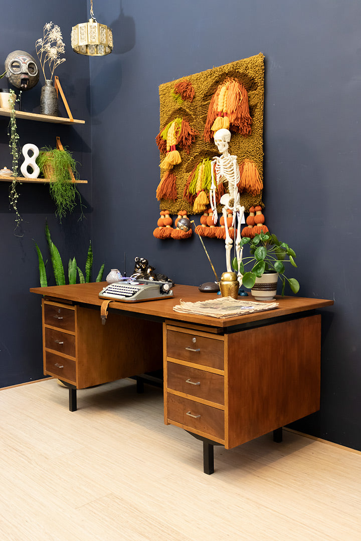 Groot vintage bureau van teakhout met veel opbergruimte