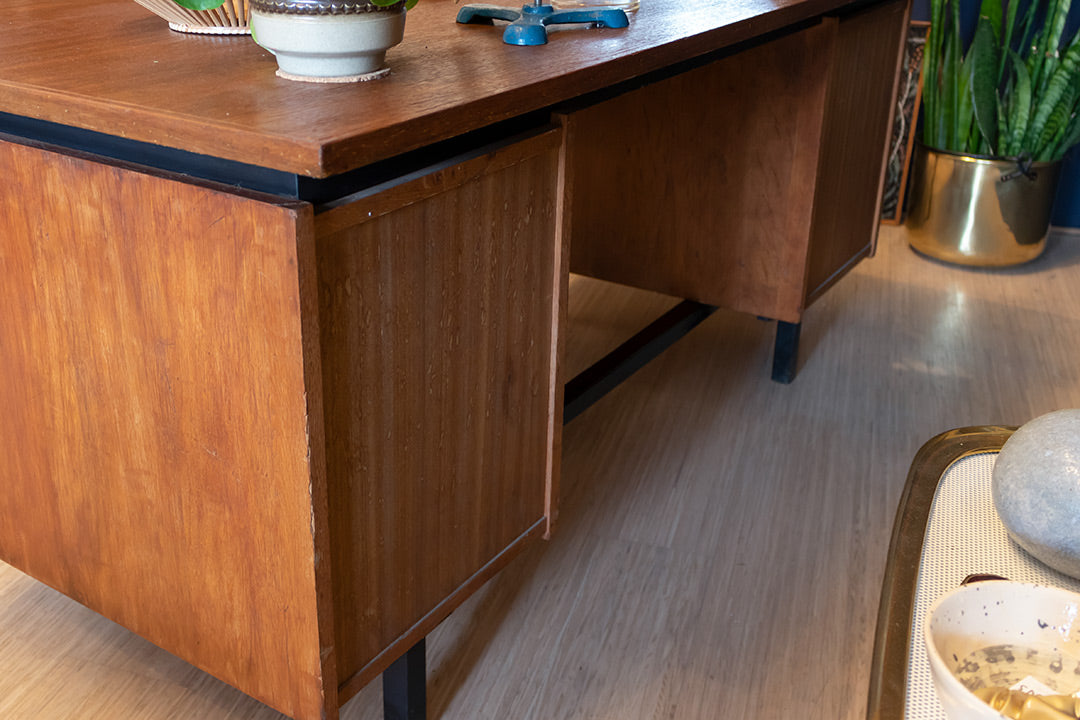 Groot vintage bureau van teakhout met veel opbergruimte