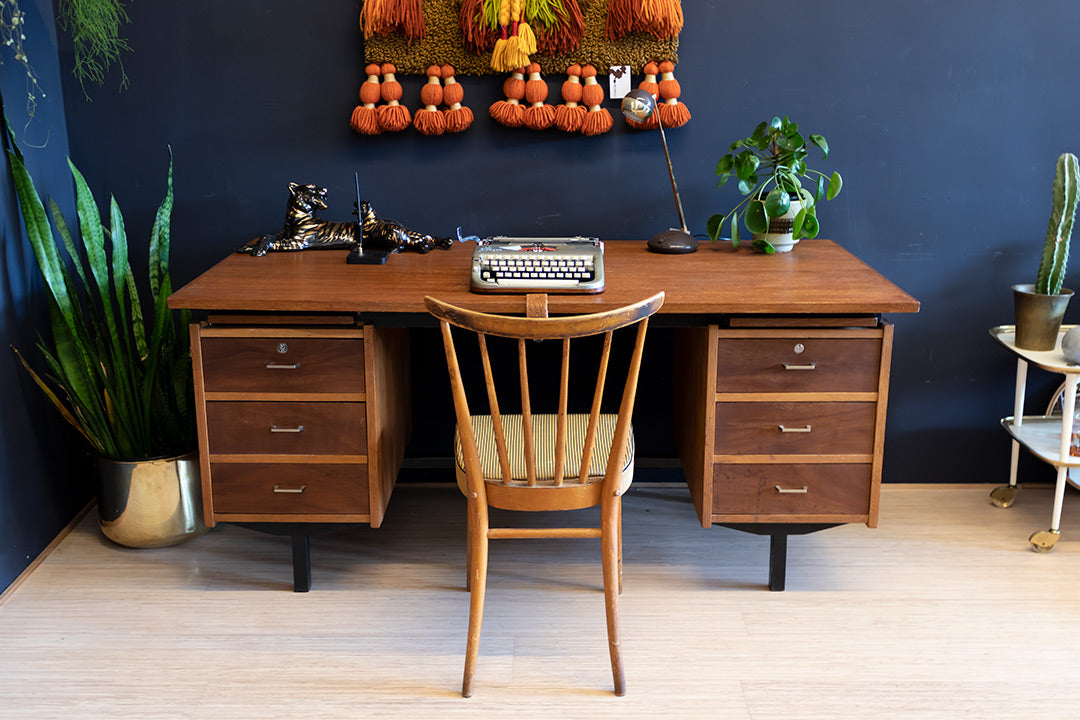 Groot vintage bureau van teakhout met veel opbergruimte
