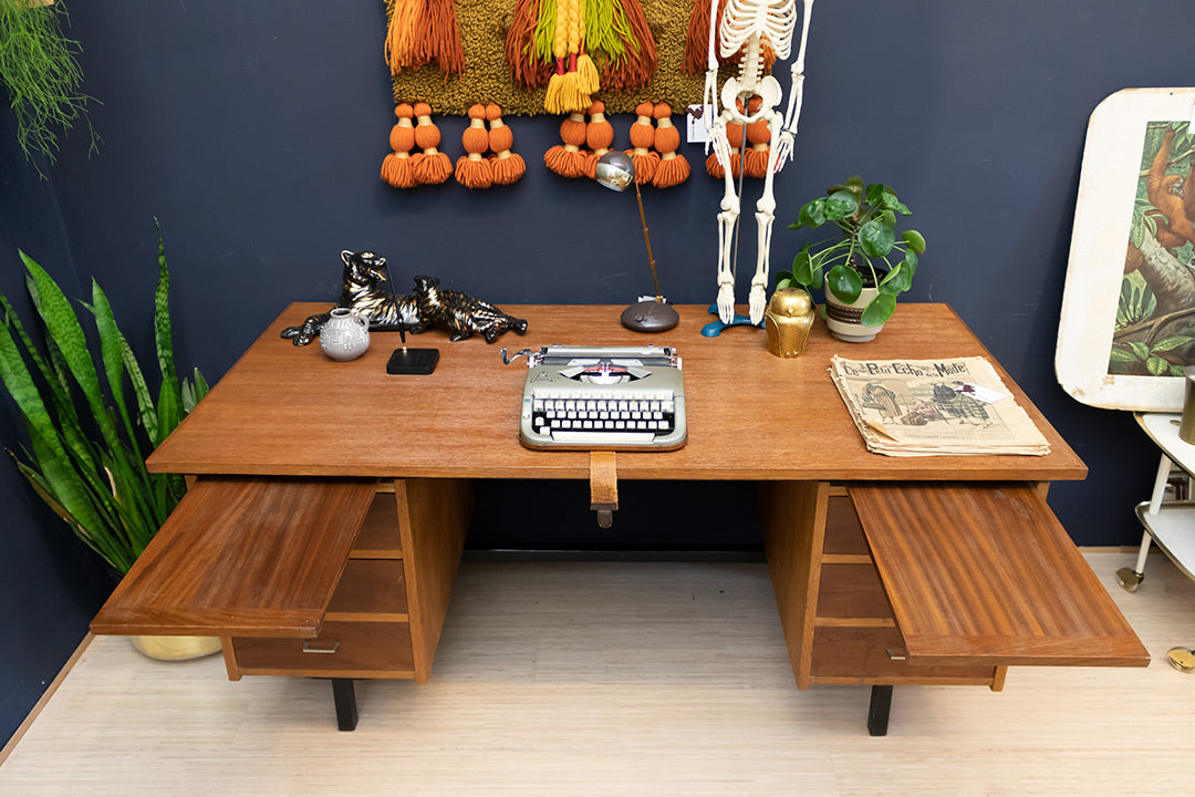 Groot vintage bureau van teakhout met veel opbergruimte