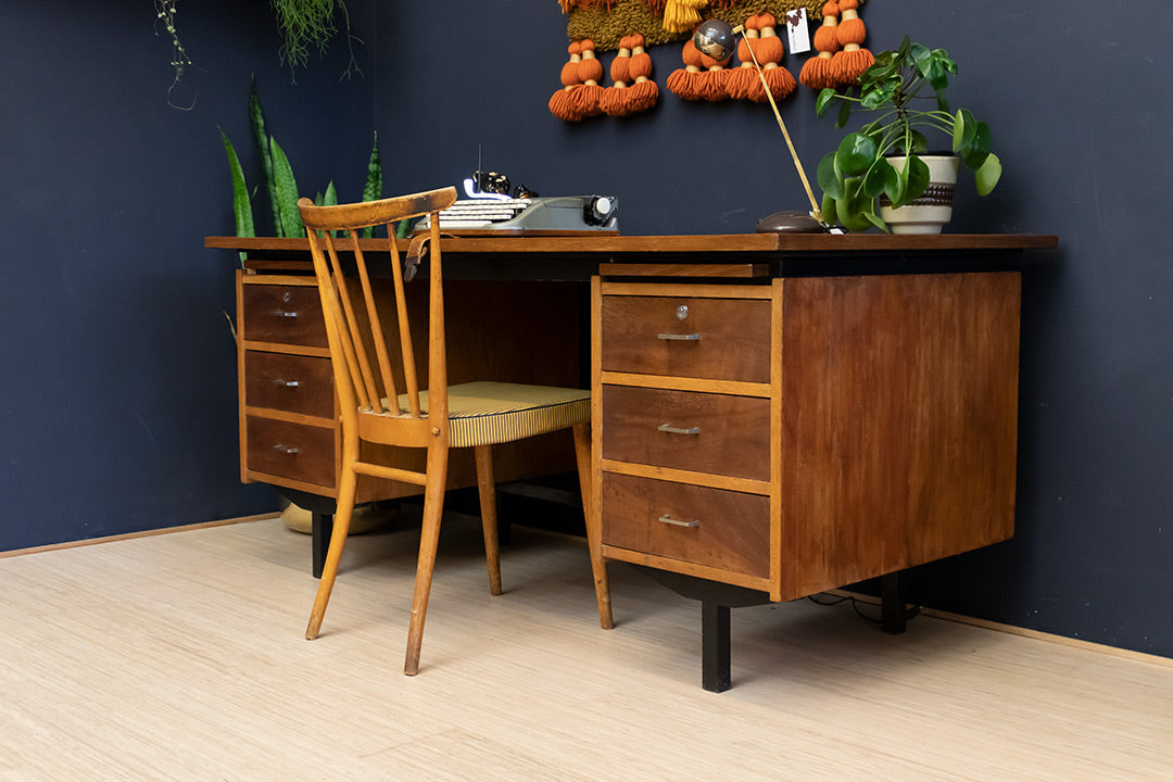 Groot vintage bureau van teakhout met veel opbergruimte