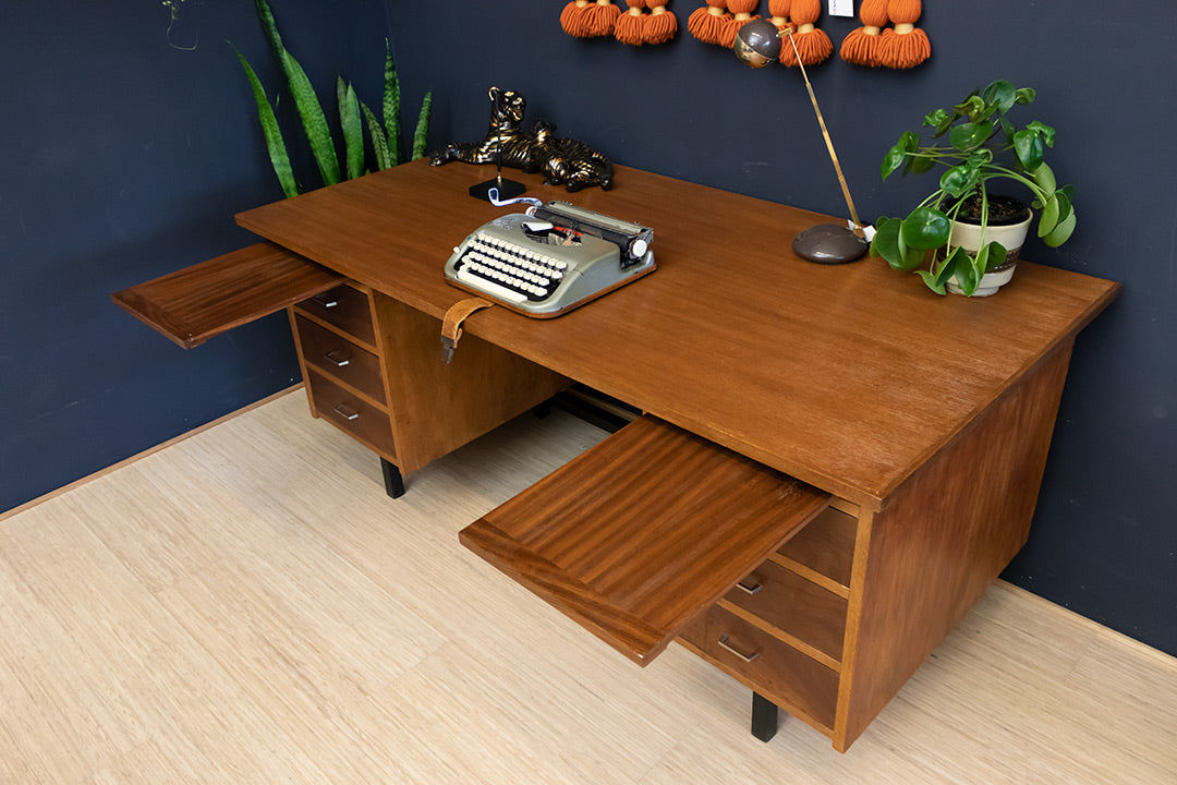 Groot vintage bureau van teakhout met veel opbergruimte