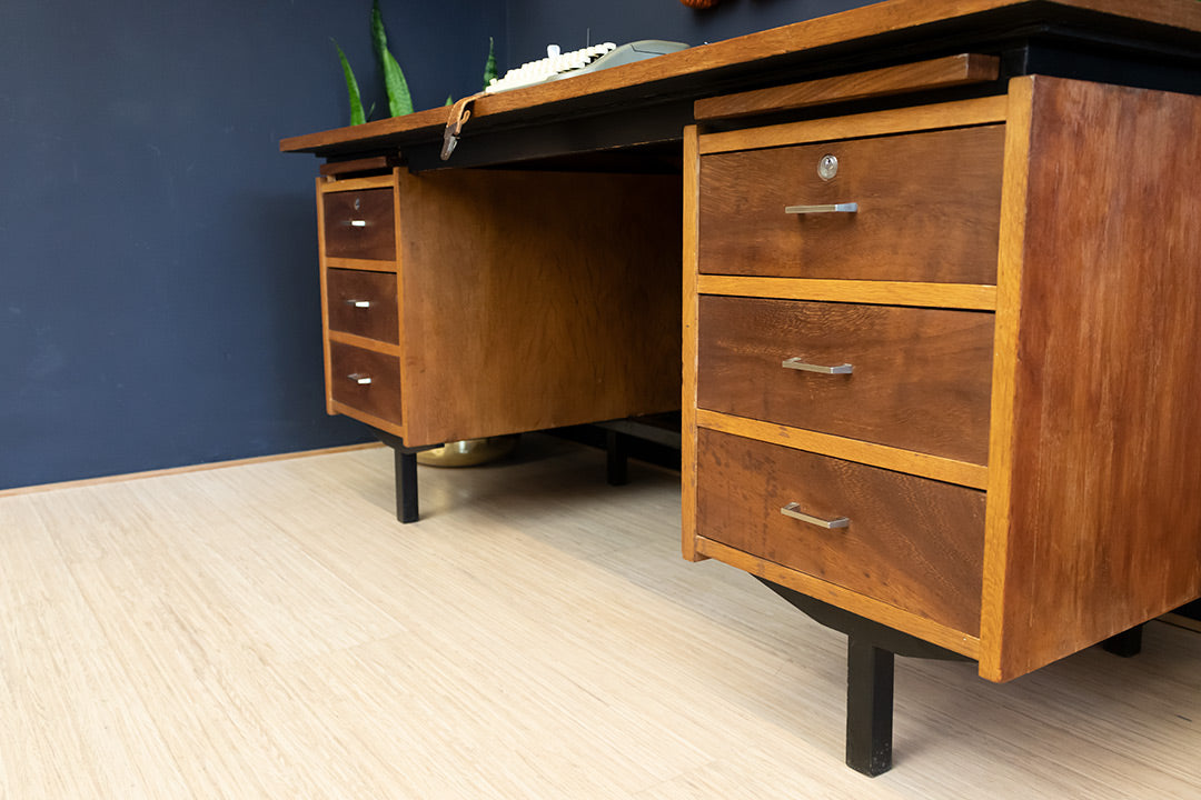 Groot vintage bureau van teakhout met veel opbergruimte