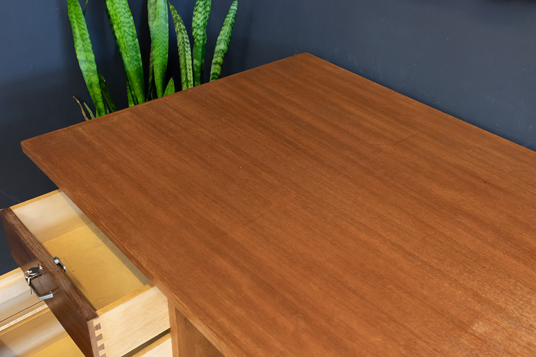 Groot vintage bureau van teakhout met veel opbergruimte