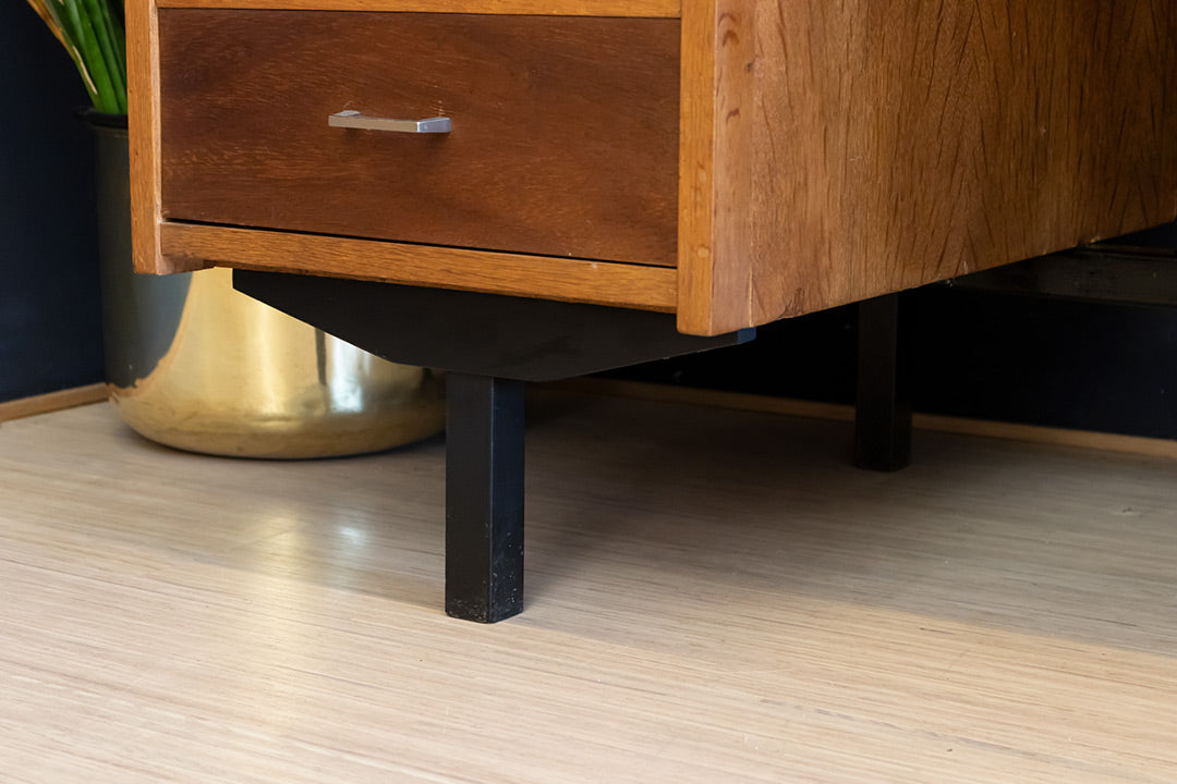 Groot vintage bureau van teakhout met veel opbergruimte