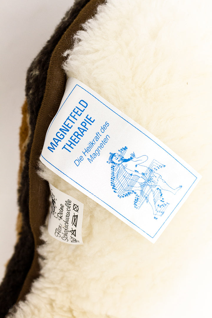 Groot vintage kat kussen van 100% schapenwol met magneten
