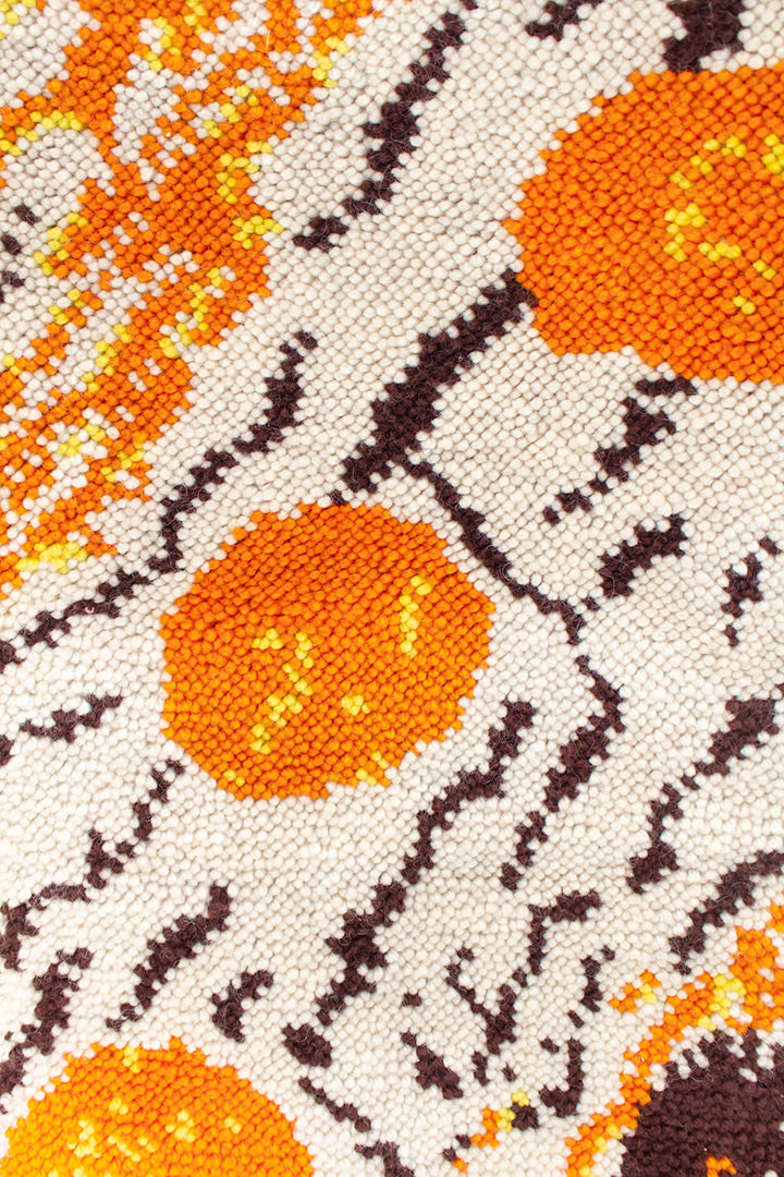 Groot vintage wandkleed seventies oranje beige bruin met gele details